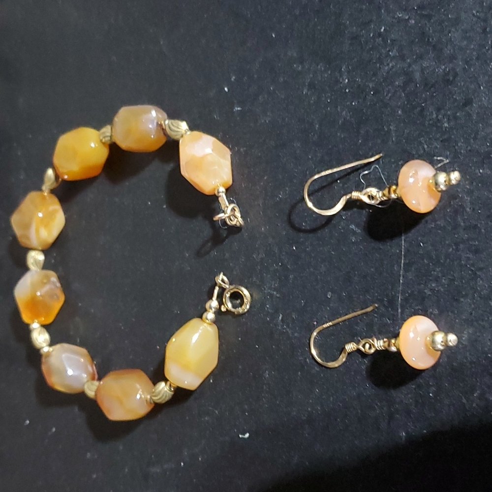 Beautiful set of glass stone bracelet and earrings